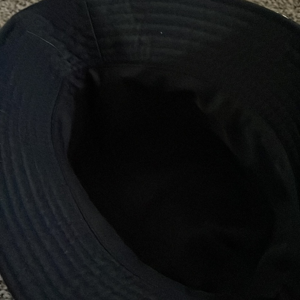 Cute froggy bucket hat for nice sunny beach days. - Picture 2 of 4